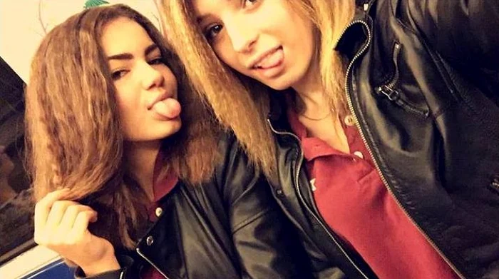 Adolescenta isi petrece timpul liber în compania prietenei sale