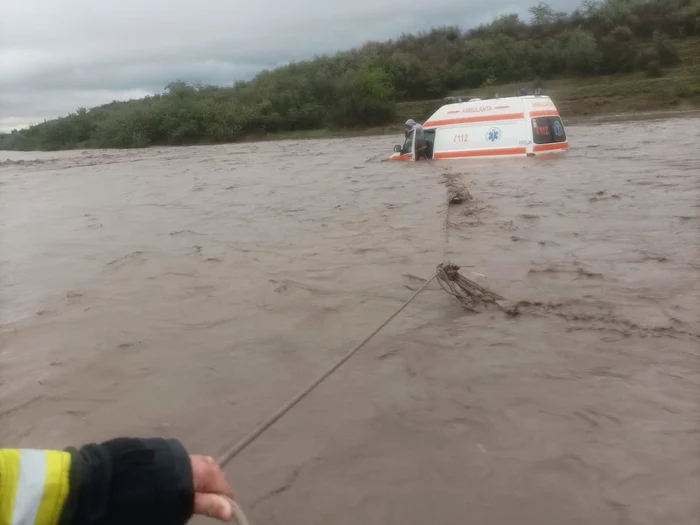 Ambulanță, în mijlocul puhoaielor de apă FOTO: ISU