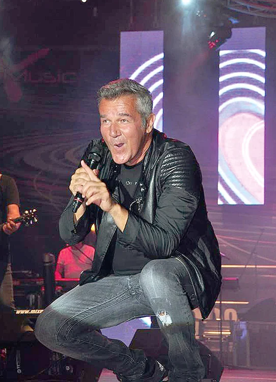
    După vacanță,  Dan a susținut  un concert la  Câmpia Turzii  