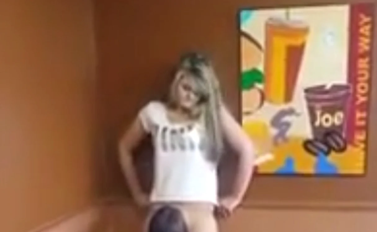 
    Cele două prietene au oferit un spectacol indecent în restaurantcaptură video  