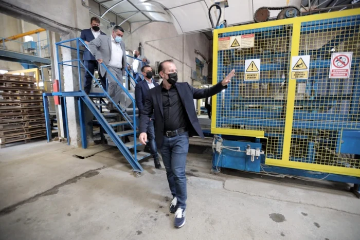 Premierul a vizitat joi dimineaţă o fabrică din municipiul Sebeş