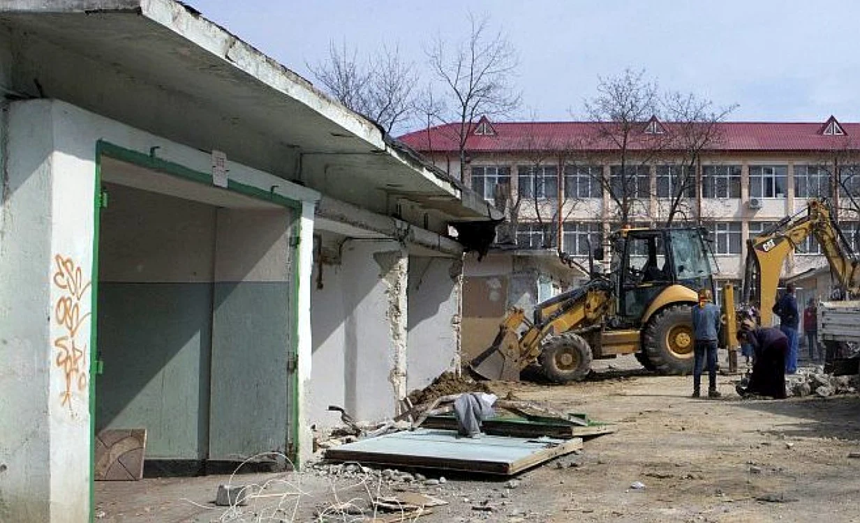 Modernizarea zonei Ancora este blocata de mai bine de trei ani de cateva garaje rebele. Foto: Ahivă