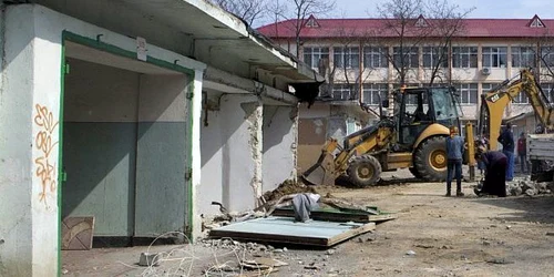 Modernizarea zonei Ancora este blocata de mai bine de trei ani de cateva garaje rebele. Foto