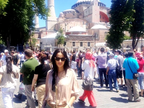 Andreea Raicu, la intrarea in biserica "Sf. Sofia" (foto:Facebook)