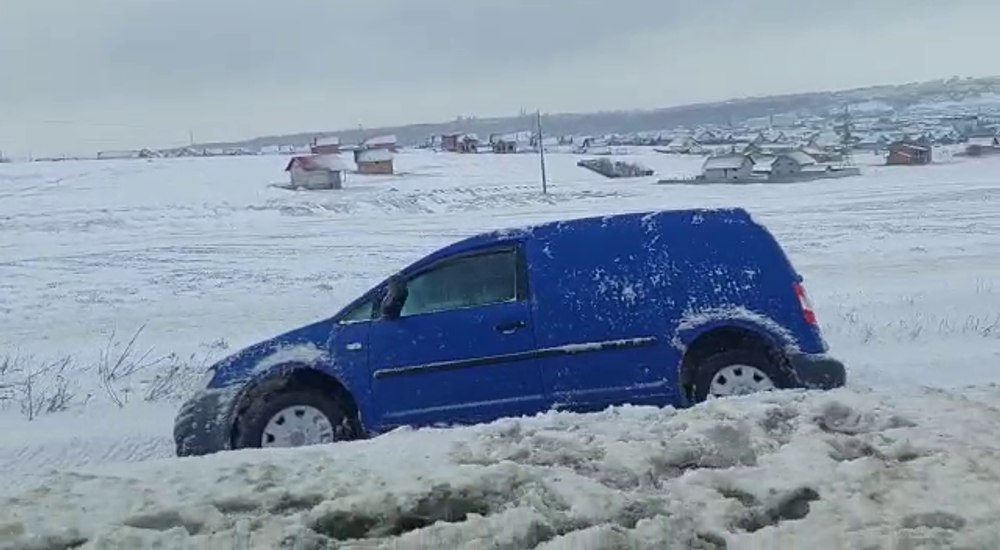 Ninge puternic în Suceava. Mai multe mașini, blocate pe DN 17, în localitatea Păltinoasa VIDEO