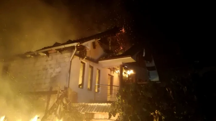 Incendiul a făcut casa scrum în mai puţin de două ore FOTO: Bianca Sara