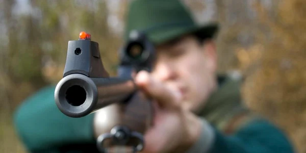 Poliţiştii au aplicat amenzi dure atât fostului proprietar de arme, dar şi actualului deţinător al acestora