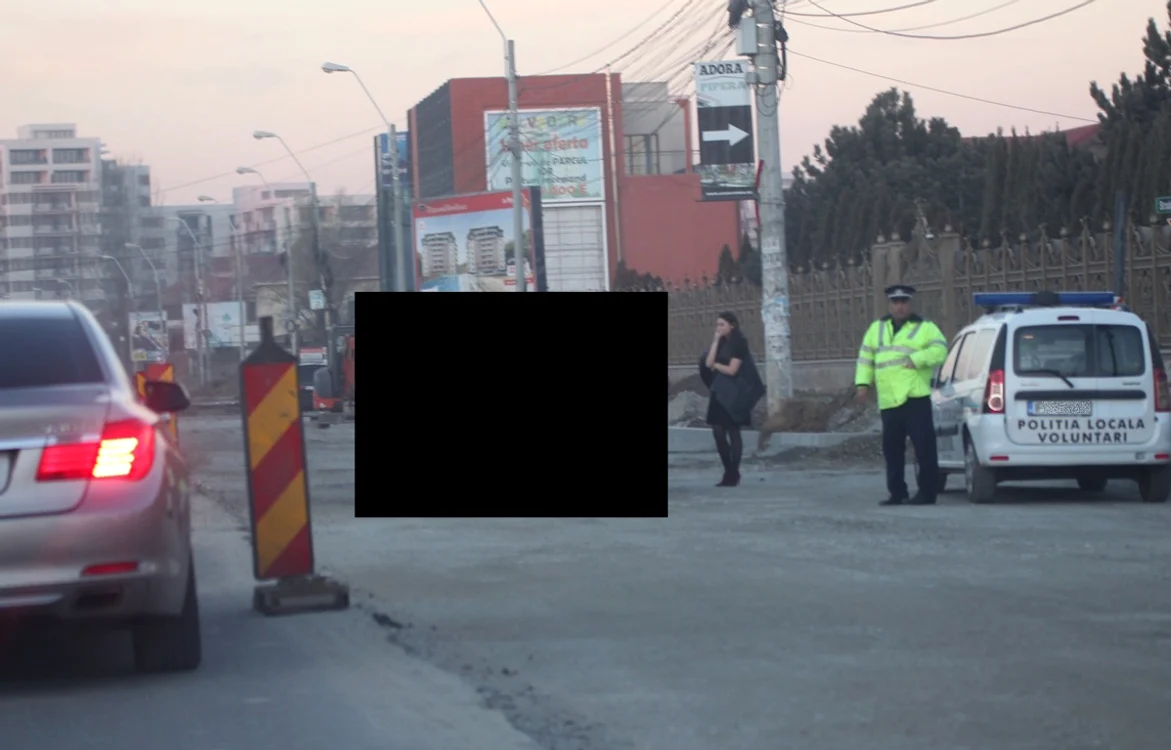
    Şoferiţa nu înţelege cum a putut să aibă un asemenea ghinionFoto: Mihai Ionescu  