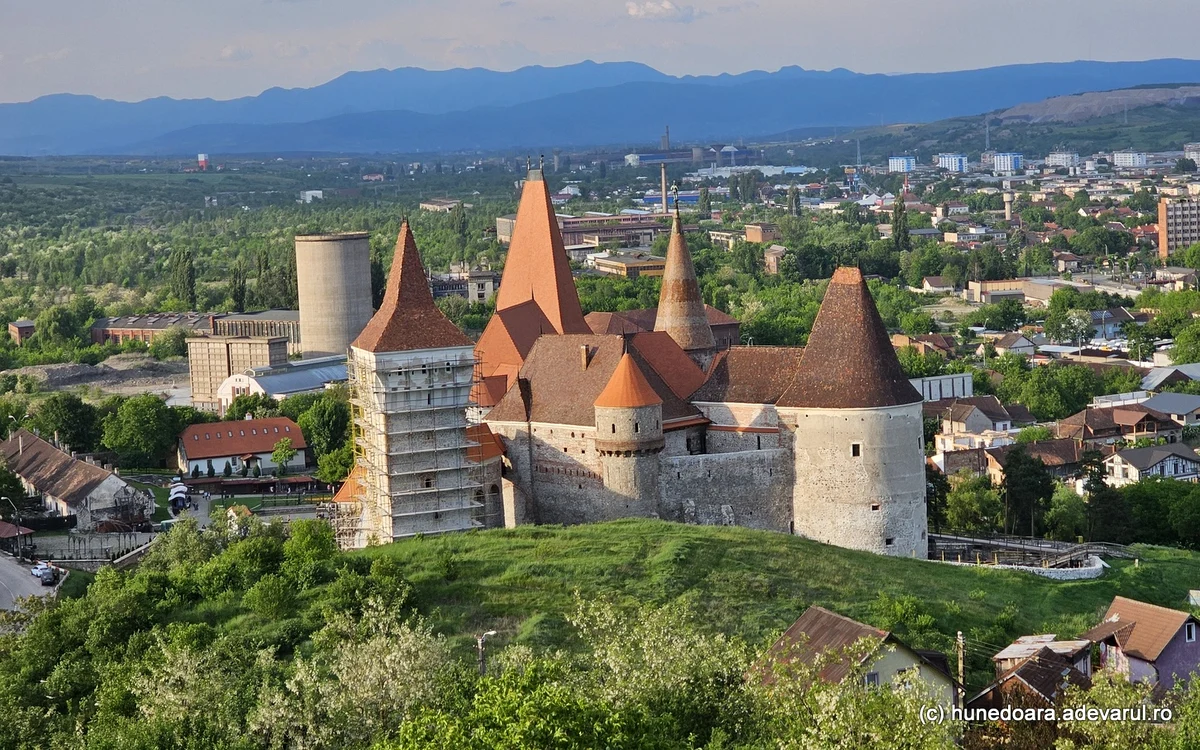 Castelul Corvinilor, văzut de pe Dealul Sânpetru din Hunedoara. ADEVĂRUL
