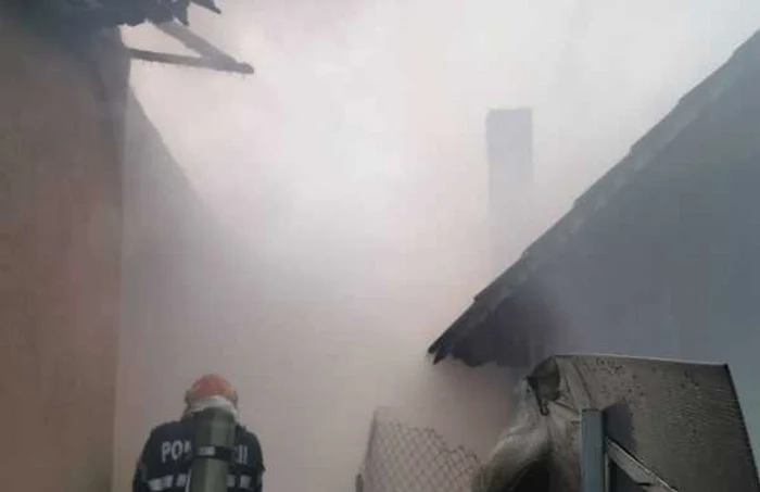 Case din Bârsoiu - Budeşti în judeţul Vâlcea mistuite de flăcări Foto Adevărul