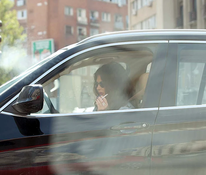 În trafic, Monica  a sudat ţigările