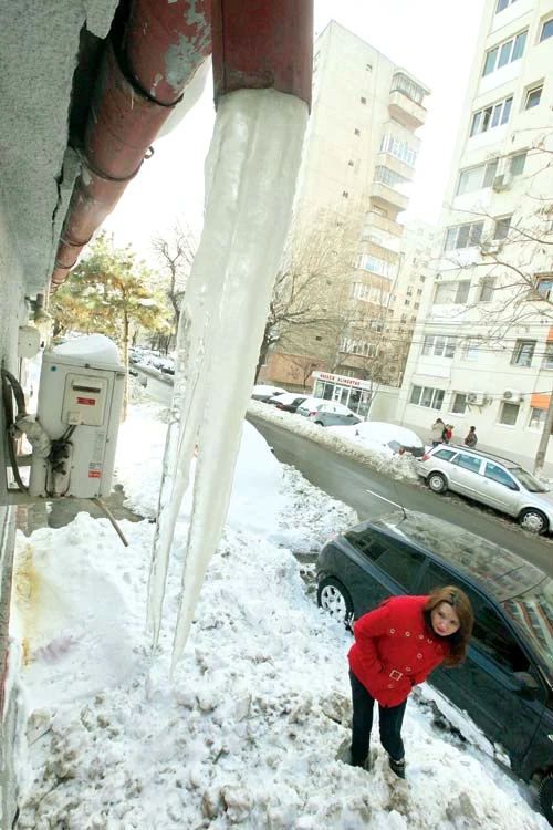 
    Ţurţurele de pe str. Avrig din Capitală poate cădea oricând   în capul vreunui trecător  