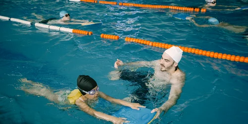 Lectie de inot  Sursa Freepik com jpg