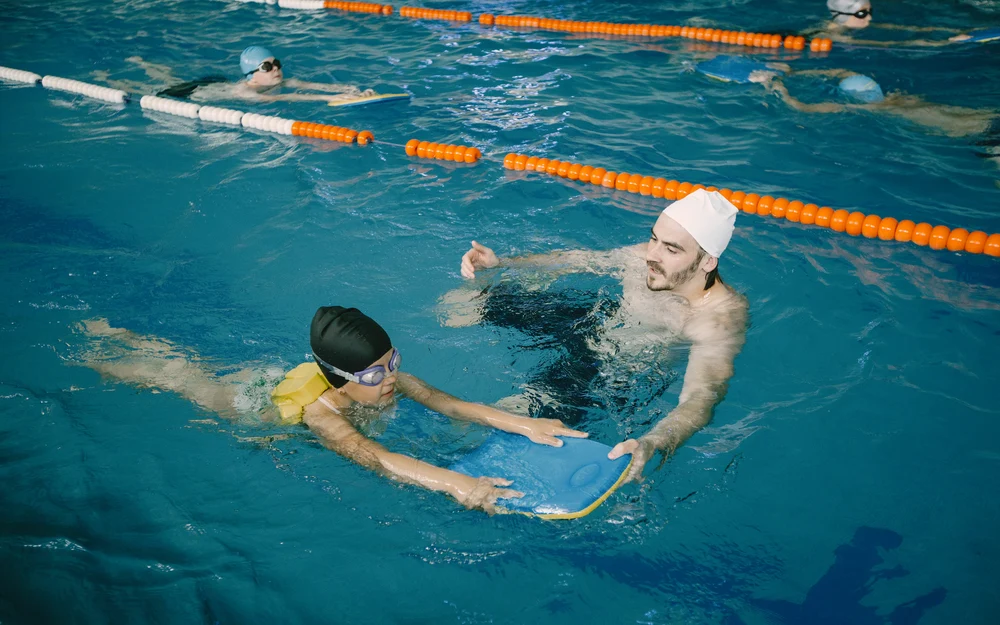 David Popovici inspiră o nouă generație, dar înotul rămâne un sport de lux pentru mulți copii