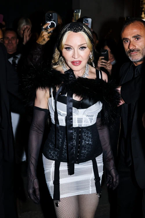 Madonna, într-o rochie albă cu ciorapi din plasă
