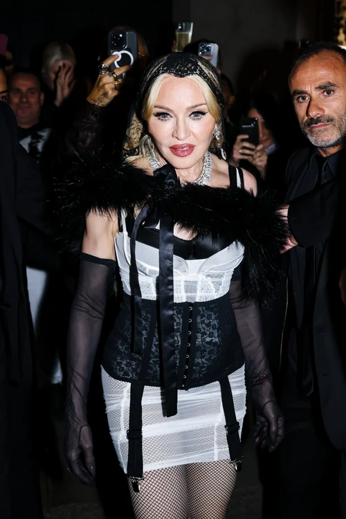 Madonna, într-o rochie albă cu ciorapi din plasă