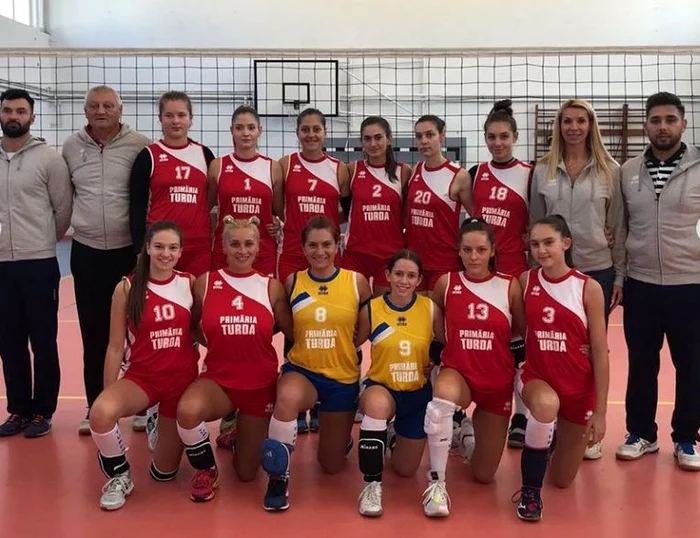Cristina Pîrv, alături de fiica ei, Nicoll (nr. 18), la echipa de volei din TurdaFOTO: Instagram