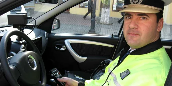 Vasile Mureşan arată interiorul unei maşini cu radar nou.