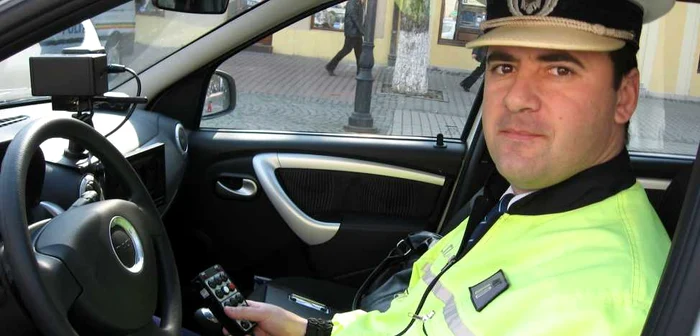 Vasile Mureşan arată interiorul unei maşini cu radar nou.
