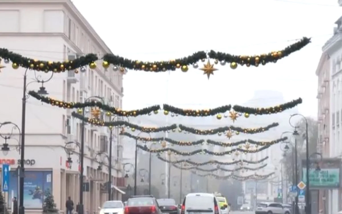 Decoraţiunile de Crăciun au fost deja instalate la Craiova FOTO Captură DIGI TV