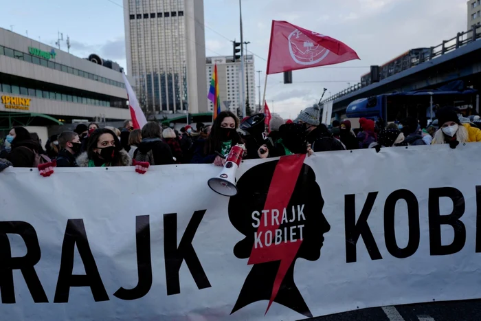 Decizia de anul trecut de a impune interdicţia asupra avortului a provocat proteste masive în toată Polonia. Tensiunile sociale de atunci s-au reactivat acum, în urma apariţiei în presă a acestui caz. FOTO: EPA-EFE