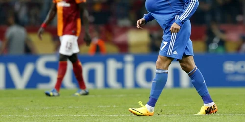 Cristiano Ronaldo se plimba pe teren cu mingea sub tricou in timpul meciului cu Galatasaray la  Istanbul foto reuters