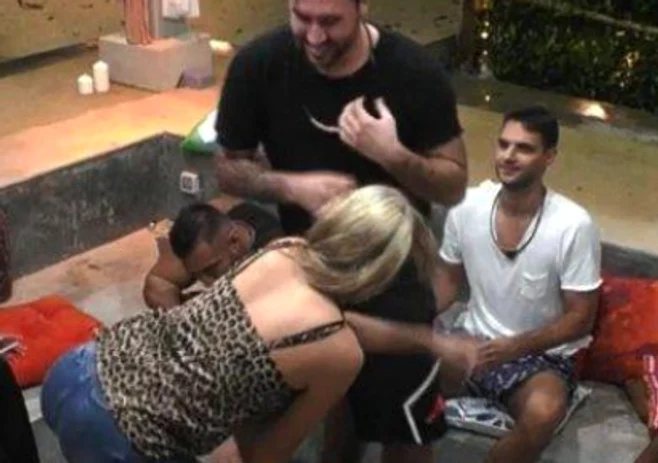 Atingeri intersize și dansuri lascive la Insula Iubirii! Foto: Captură Video