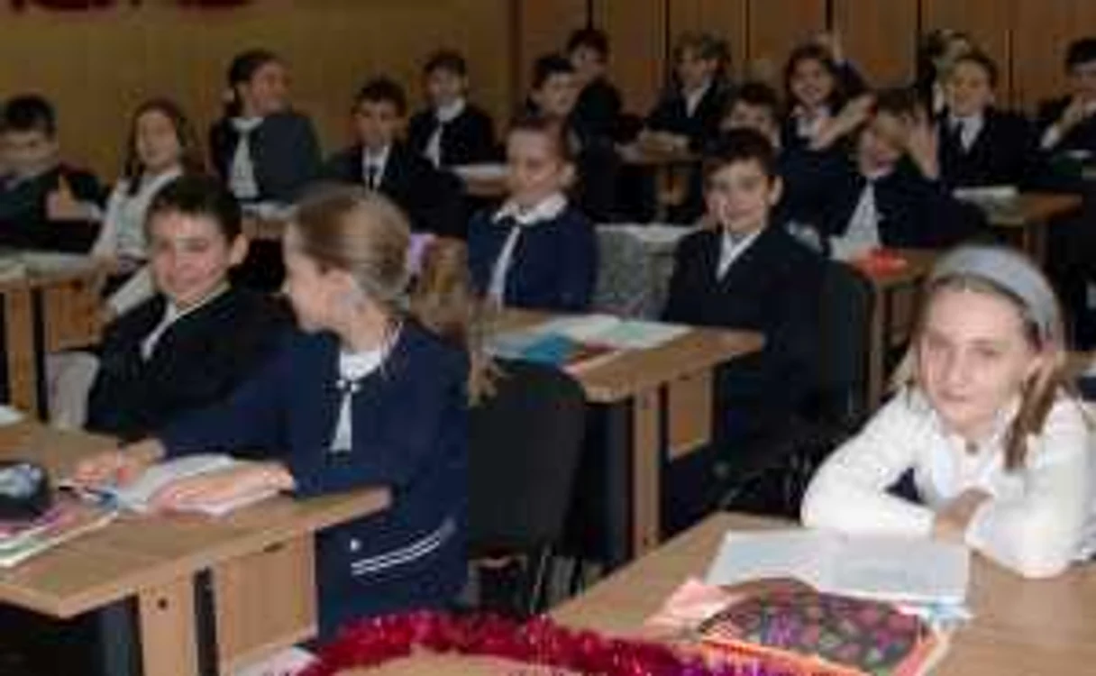 Elevii cotizează anual cu sume cuprinse între 30 şi 60 de lei.