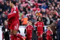 Virgil van Dijk si doi dintre cei trei copii ai lui Diogo Jota (EPA) jpg