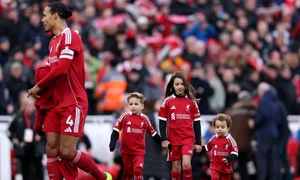 Virgil van Dijk si doi dintre cei trei copii ai lui Diogo Jota (EPA) jpg