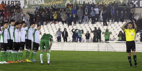 Arbitrul fluiera finalul meciului pentru ca jucatorii echipei Racing Santander stau aliniati si refuza sa joace FOTO Reuters