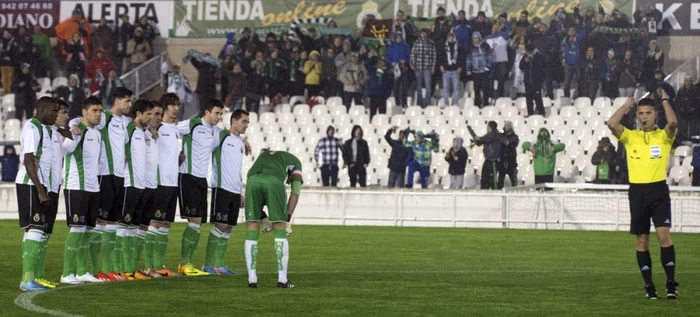 Fotbaliştii lui Racing au stat grupaţi în centrul terenului FOTO Reuters