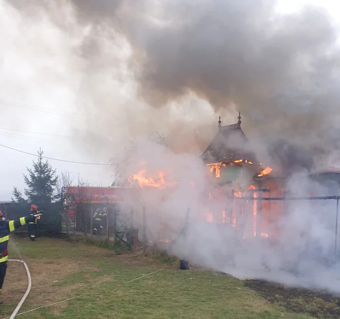 Flăcările au cuprins întreaga clădire. FOTO ISU Argeș