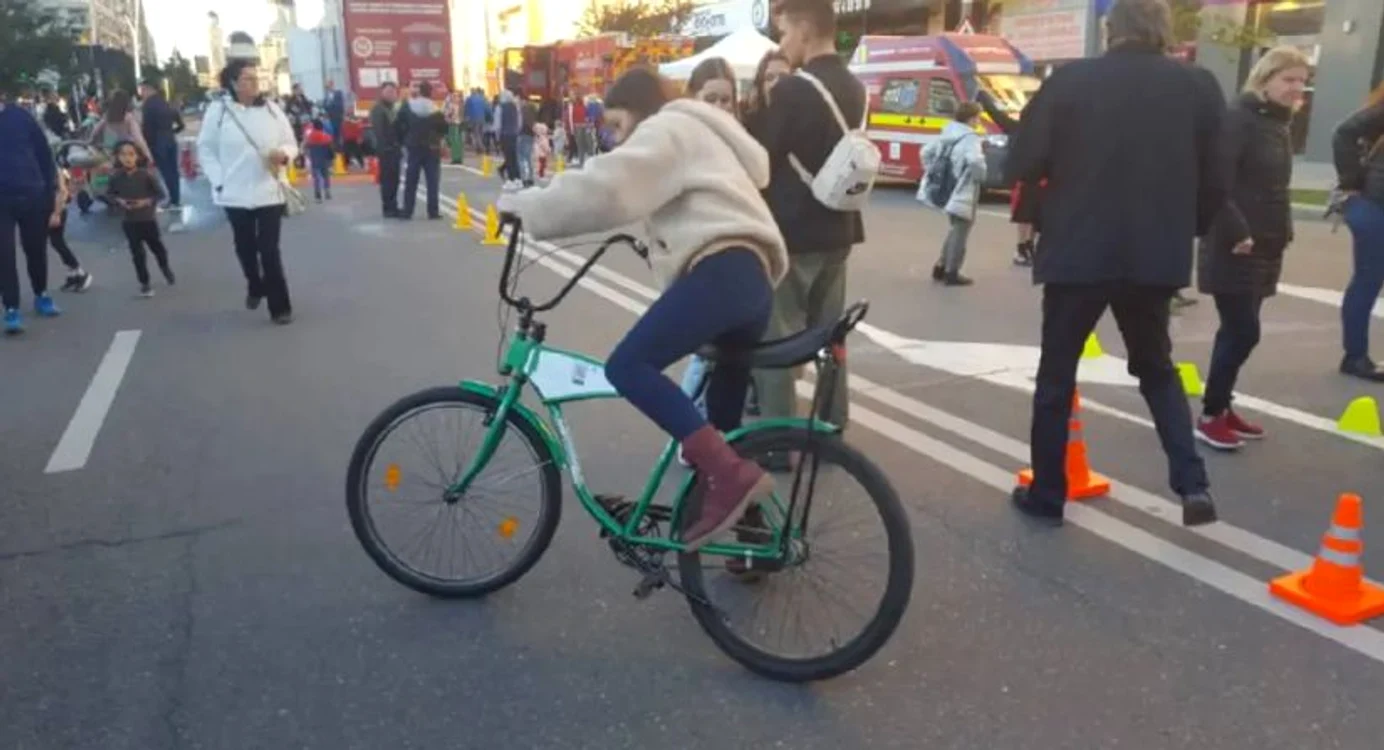 Niciunul dintre participanți nu a reușit să stăpânească bicicleta FOTO IPJ Bacău
