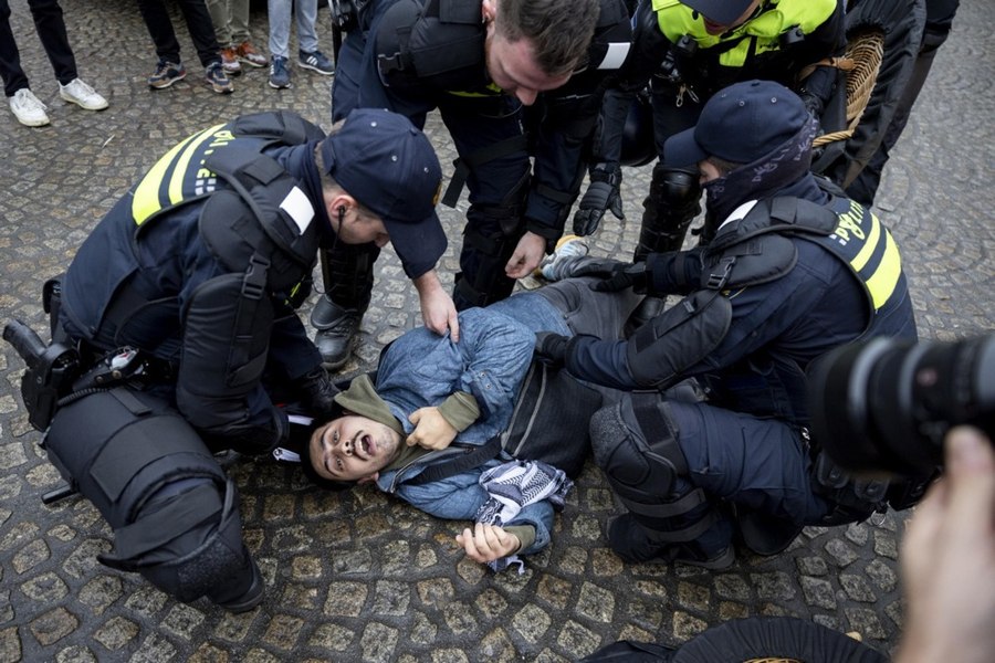 Manifestaţii pro-palestinieni în Amsterdam, în pofida interdicţiei de întrunire după violențele de joi. Poliția a făcut mai multe arestări