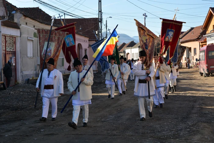 Păștenii, pe ulița satului FOTO Facebook/ Orașul Cugir