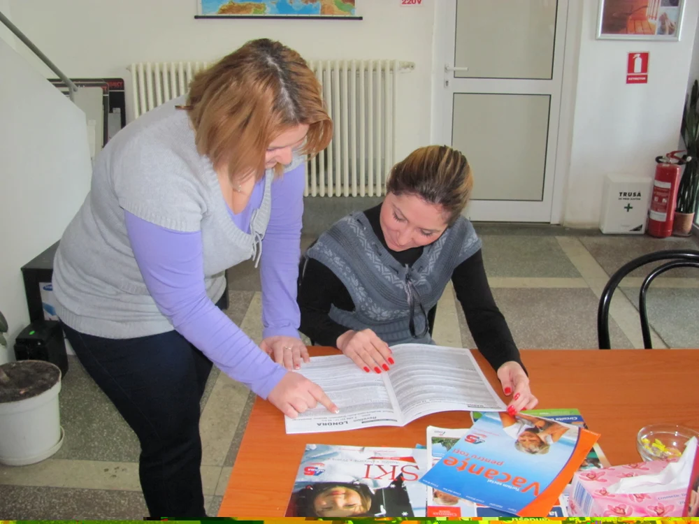 Agenții de turism le arată clienților oferta de sărbători