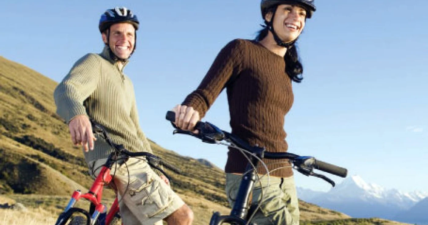 Mersul pe bicicletă previne degradarea articulaţiilor Foto: Shutterstock