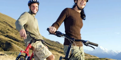 Mersul pe bicicletă previne degradarea articulaţiilor Foto: Shutterstock