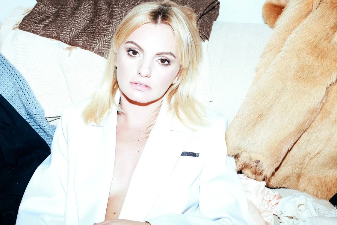 
    Alexandra Stan are fani în toată lumea și le răspunde în limba engleză, ca să se facă înțeleasăfoto: arhiva personală  