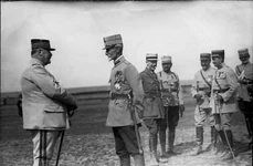 Generalul Henri Berthelot (stânga) discută cu generalul Alexandru Averescu, pe front, în 1917 (© Wikimedia Commons)