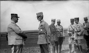 Generalul Henri Berthelot (stânga) discută cu generalul Alexandru Averescu, pe front, în 1917 (© Wikimedia Commons)