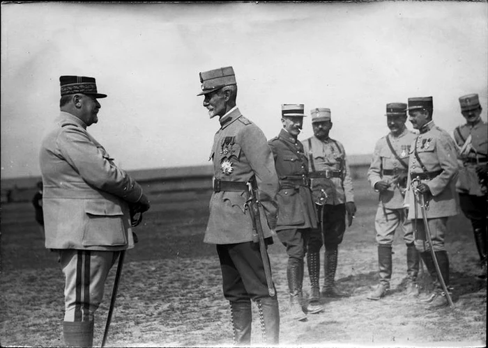 Generalul Henri Berthelot (stânga) discută cu generalul Alexandru Averescu (© Wikimedia Commons)