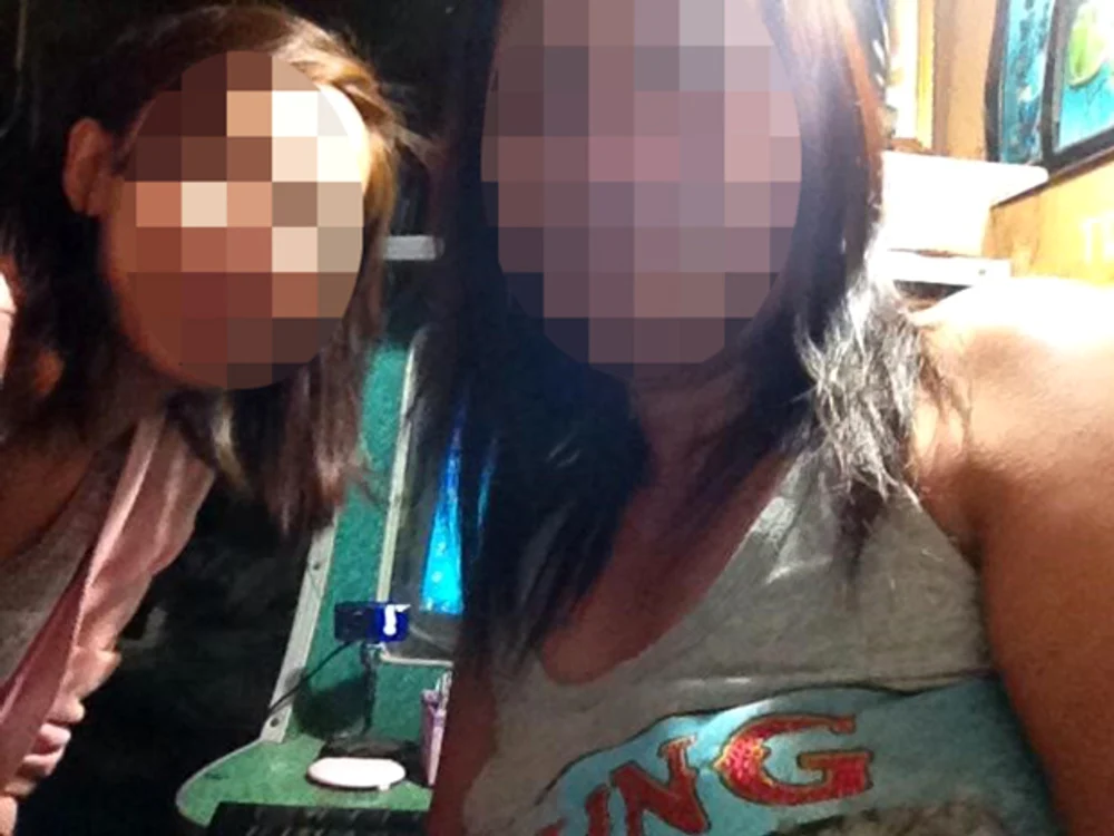 Fetele "cu vechime" îşi conving prietenele să intre în industria sexului clandestin