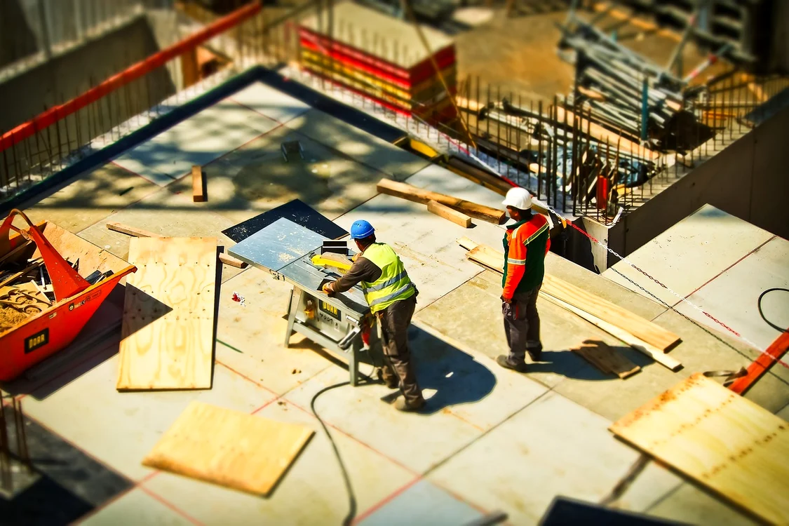 Șantierul unei case în construcție