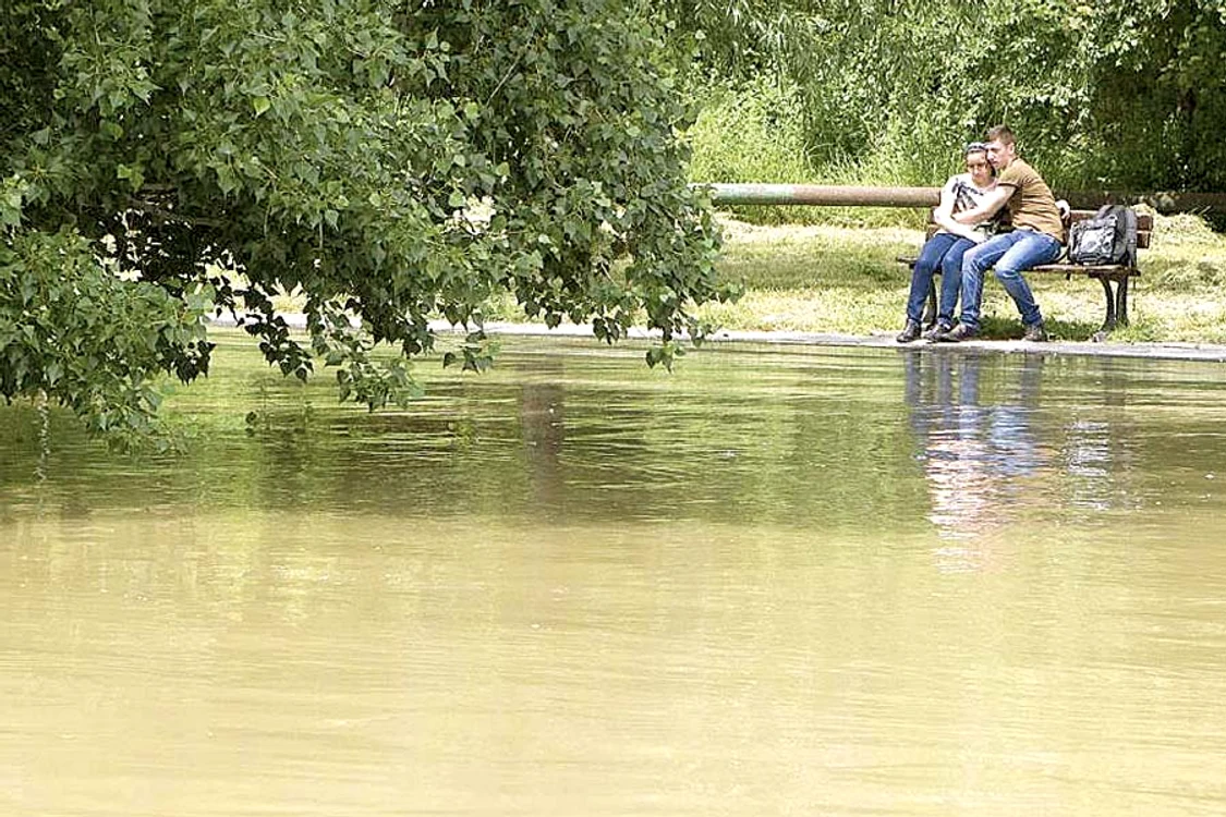 
    Apa a intrat deja  în oraşul Galaţi (Fotografii: viataliberaonline.ro / telegrafonline.ro / reuters)  