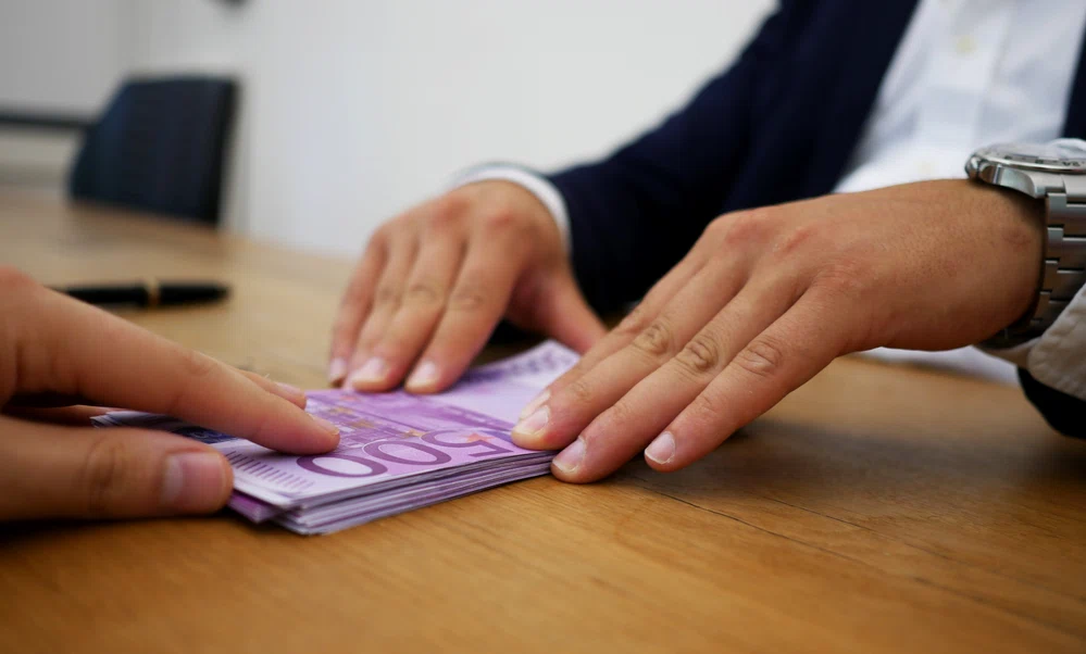 Ieșean lăsat cu un credit de 40.000 de lei pe numele său / foto: arhiva Click!