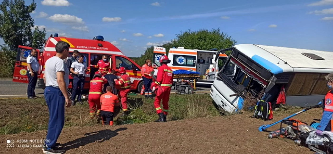 Un autobuz plin cu pasageri s-a răsturnat într-un şanţ pe DN 19