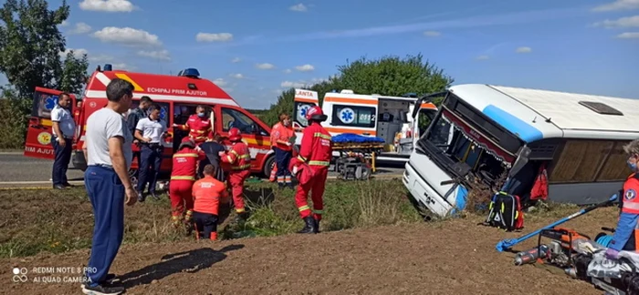 Un autobuz plin cu pasageri s-a răsturnat într-un şanţ pe DN 19