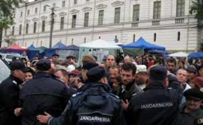 Mulţi credincioşi n-au avut răbdare să stea la coadă pentru a ajunge la Masa Pelerinilor